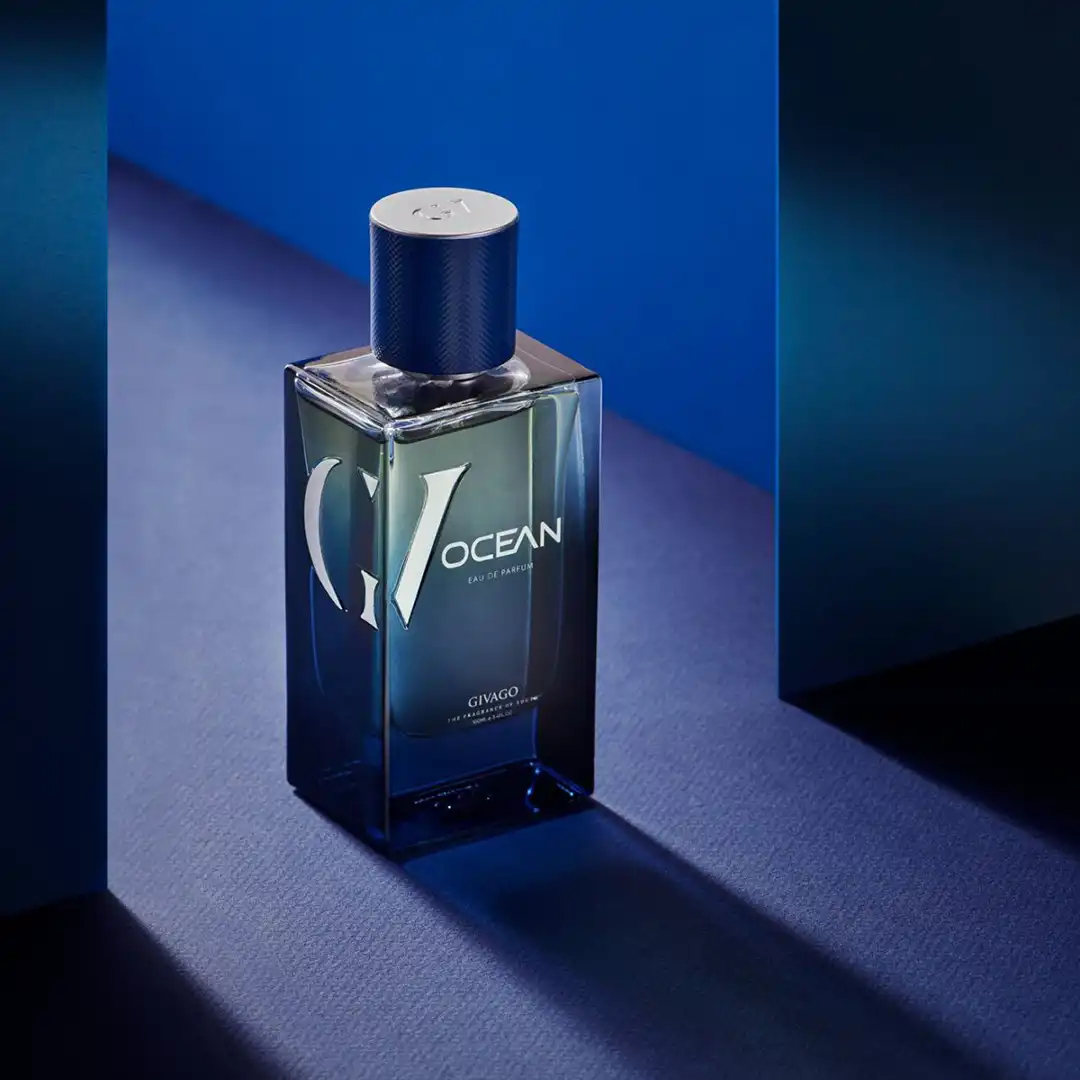 Givago Ocean perfume photography © Mechanix Studios Givago Ocean blue perfume bottle in a beam of light on a blue set